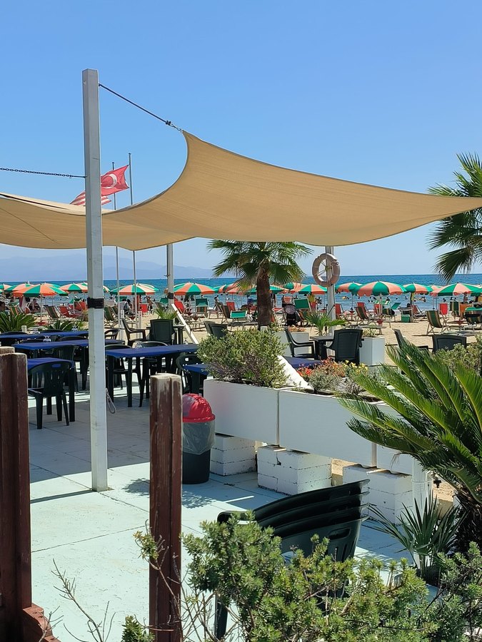 Vista dal ristorante verso la spiaggia e il mare del Delfino