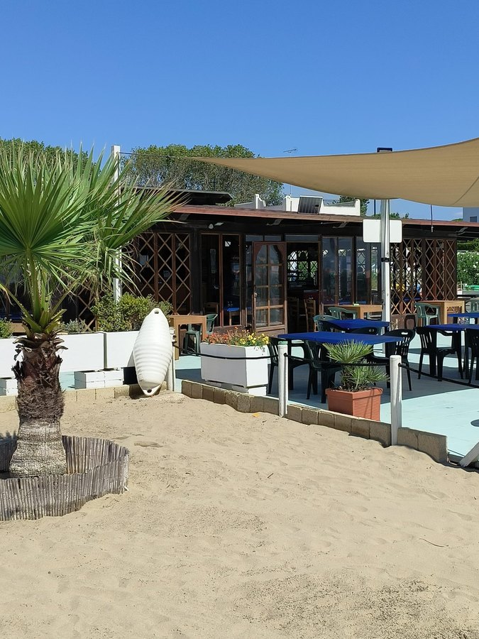 La zona ristorante del Delfino affacciata sulla sabbia