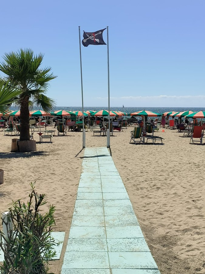 La passerella centrale che porta al mare